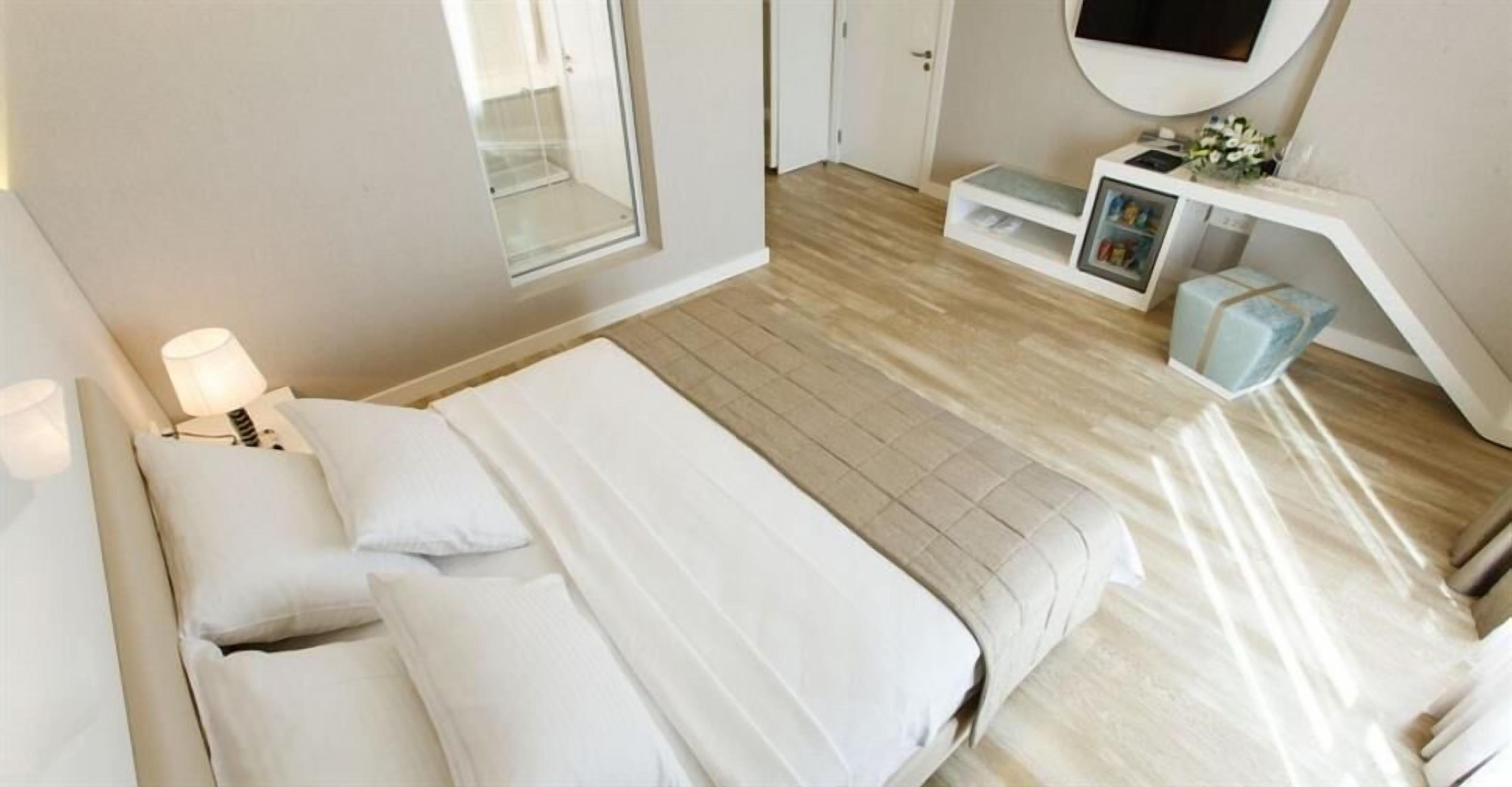 1 bedroom, memory-foam beds, minibar, in-room safe