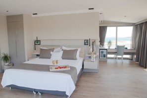 Terrace Suit 1 | Memory foam beds, minibar, in-room safe, blackout drapes - Kalyon Çeşme (Cesme)