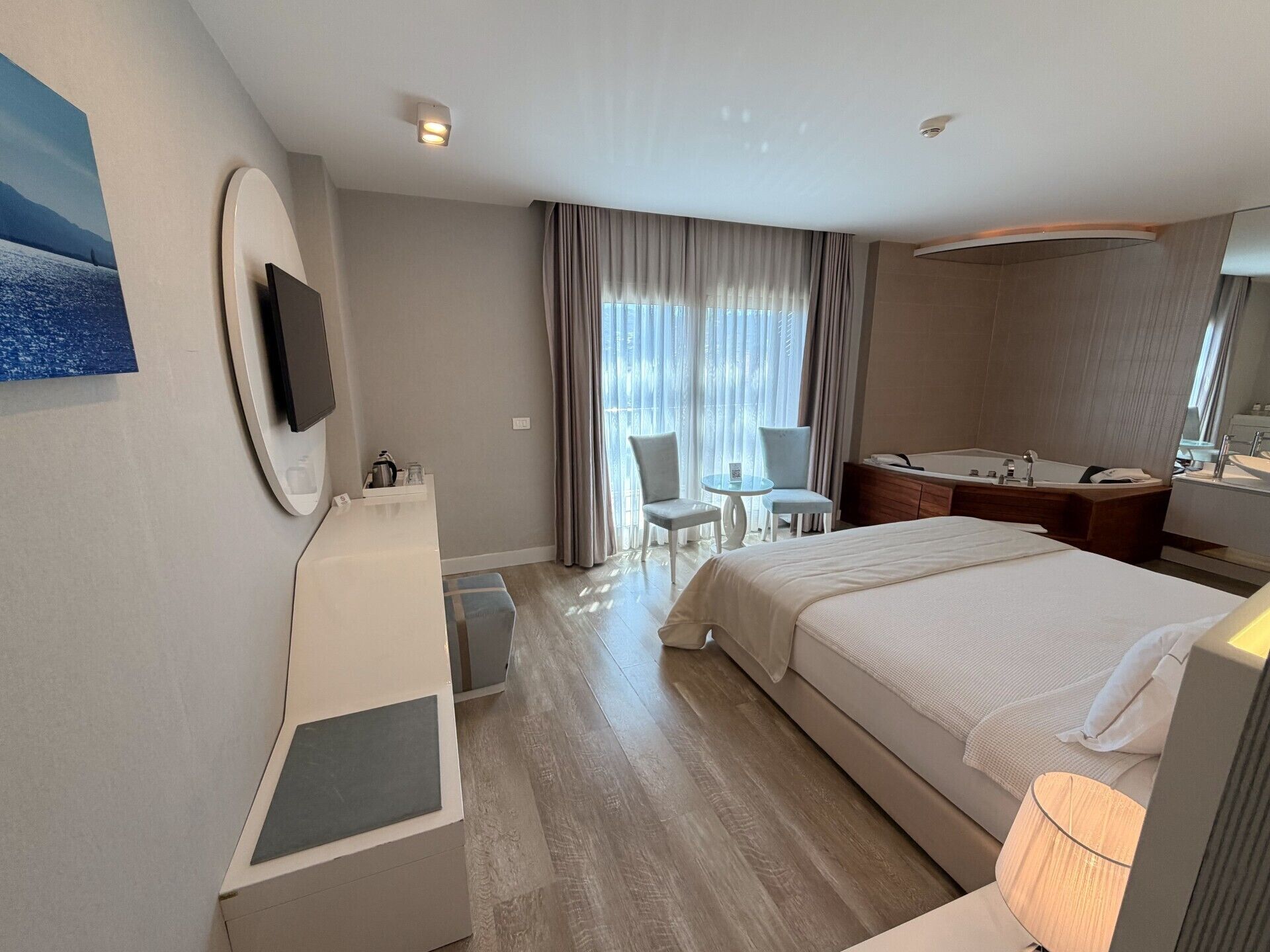 Deluxe-Suite | Betten mit Memory-Foam-Matratzen, Minibar, Zimmersafe