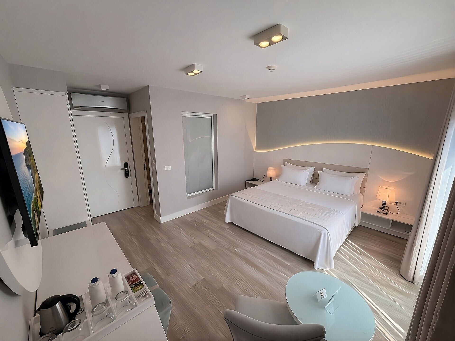 Deluxe-Zimmer | Betten mit Memory-Foam-Matratzen, Minibar, Zimmersafe