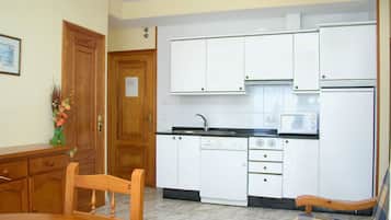 Full-sized fridge, microwave, stovetop, coffee/tea maker