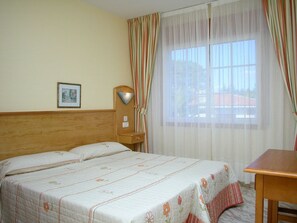 1 bedroom, blackout curtains, iron/ironing board, cots/infant beds - Coral do Mar I (Sanxenxo)