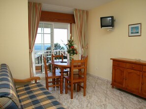 Appartement, 1 slaapkamer, terras, uitzicht op zee | Woonruimte | Een 32-inch flatscreentelevisie met satellietzenders en televisie