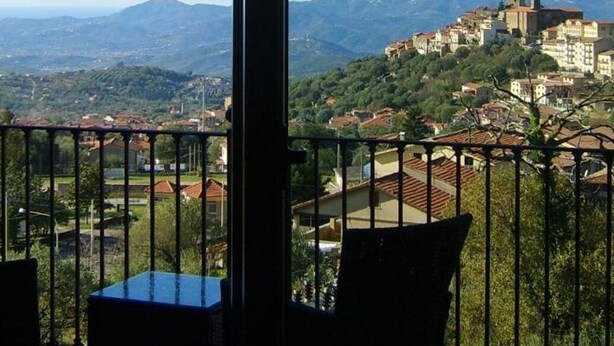 A balcony with a view of a town and mountains. - Hotel Giardino San Michele (Novi Velia)