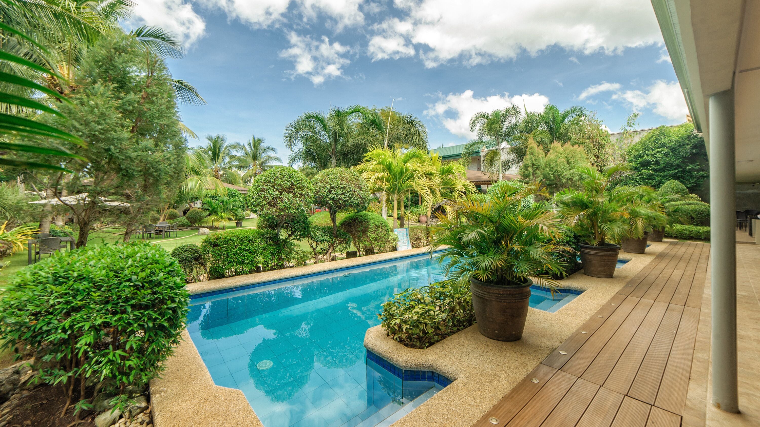 2 outdoor pools, pool loungers