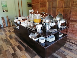 Se ofrece un desayuno a la carta (350 PHP por persona)