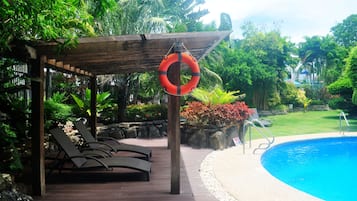 2 outdoor pools, pool loungers