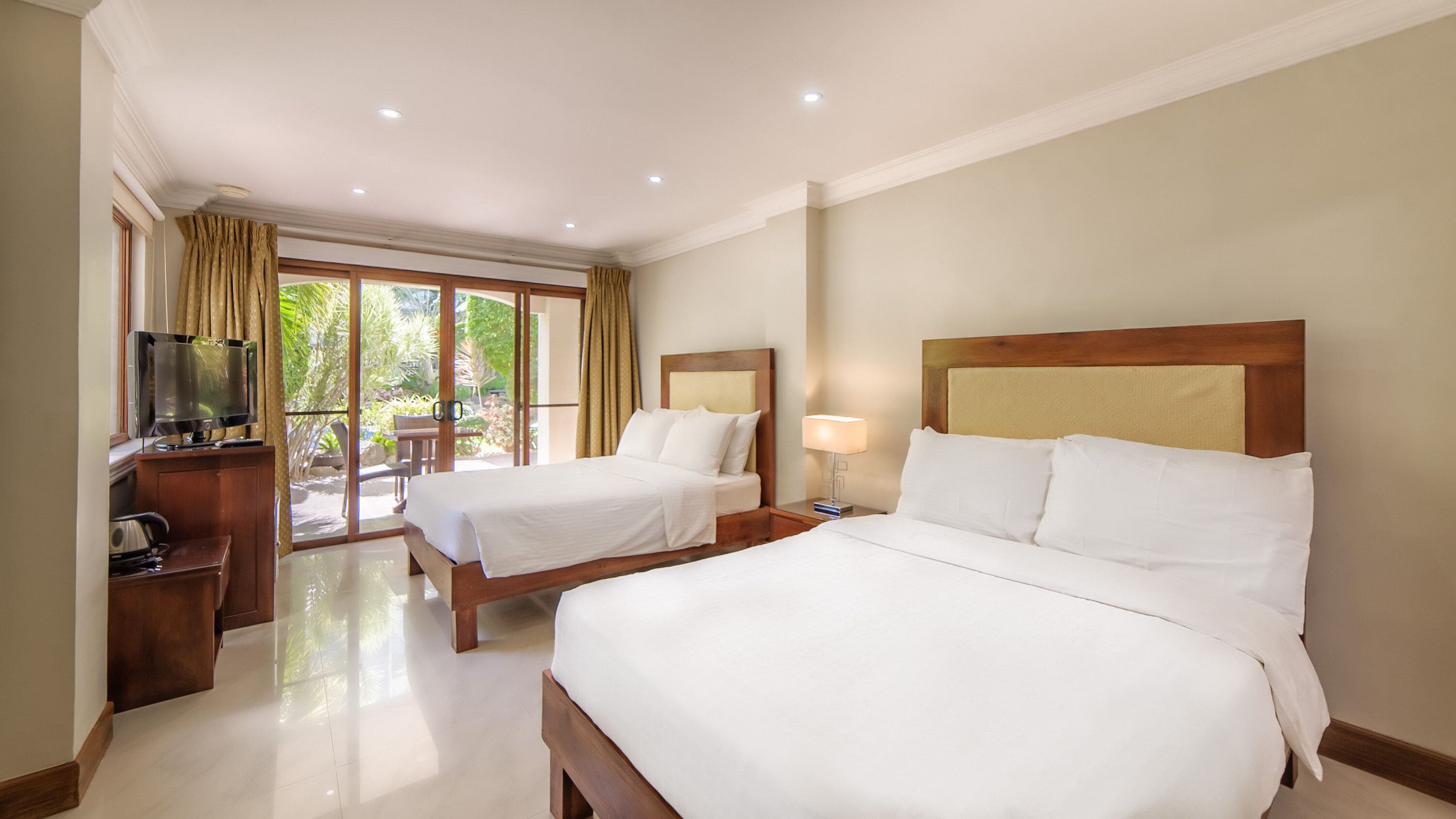 Habitación superior | Minibar, caja de seguridad en la habitación y cortinas blackout 