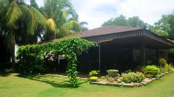 Breakfast, lunch, dinner served; Filipino cuisine