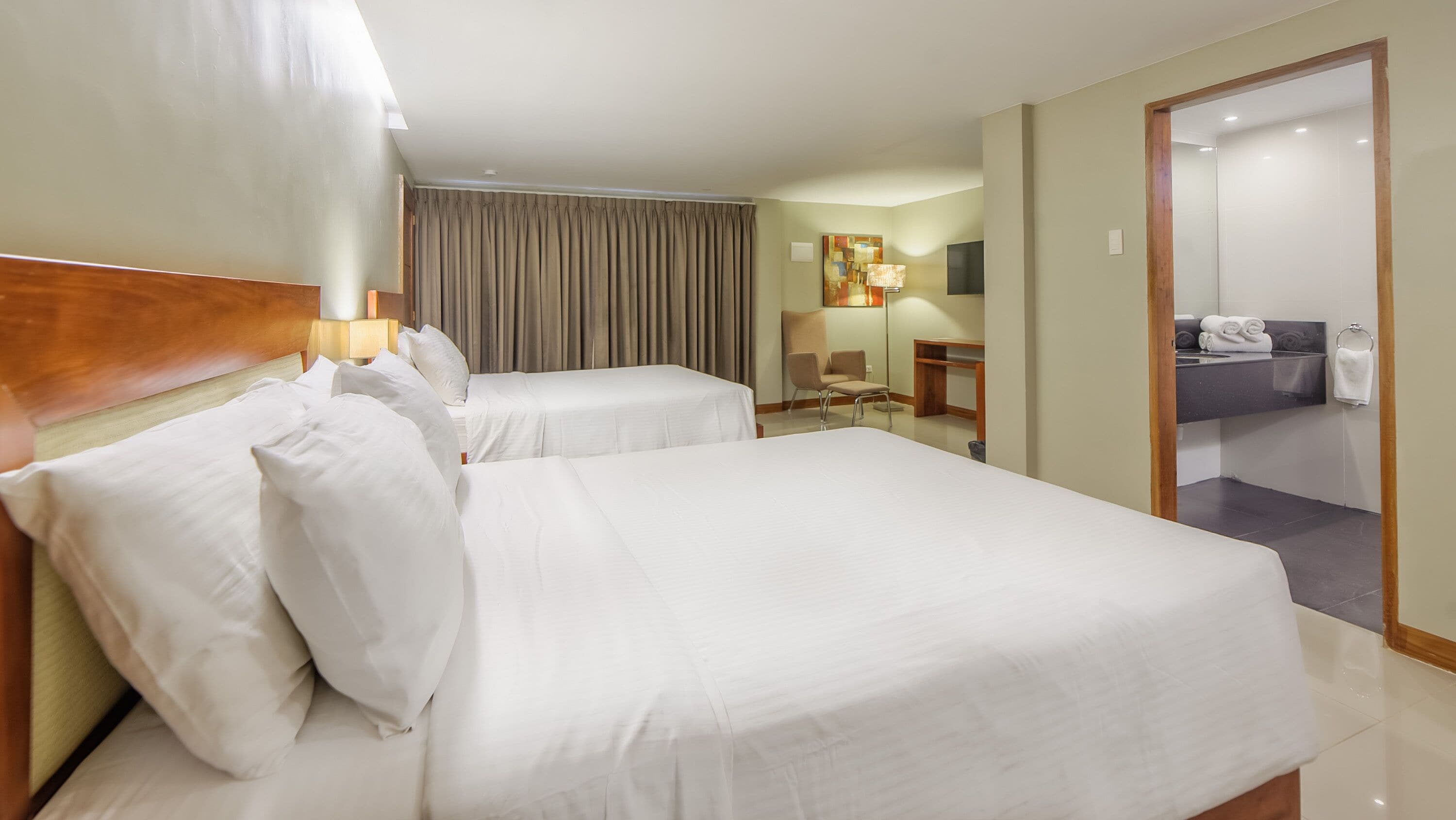 family room | minibar, in-room safe, blackout curtains, free wifi