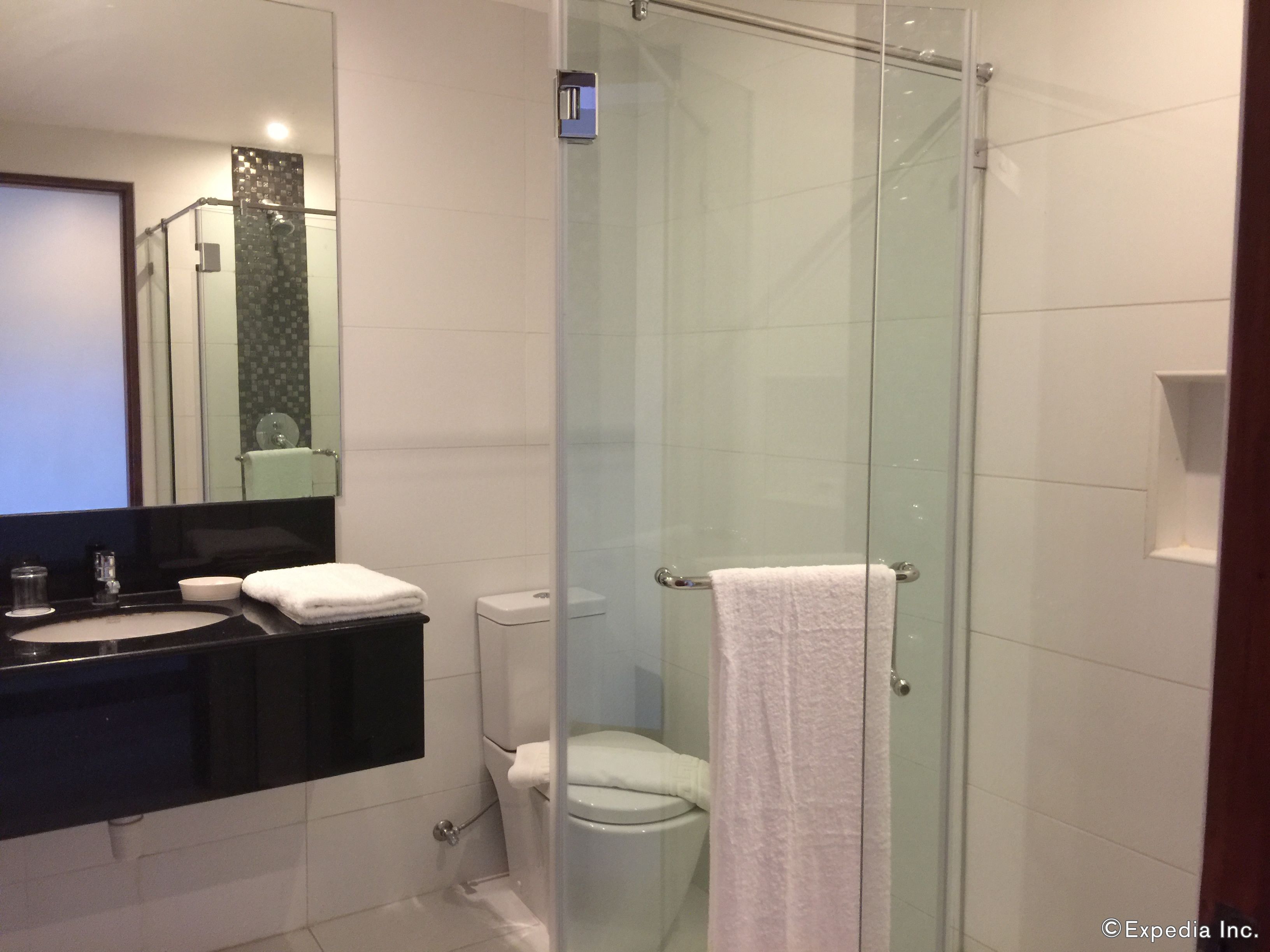 deluxe room | bathroom | shower, free toiletries, hair dryer, towels