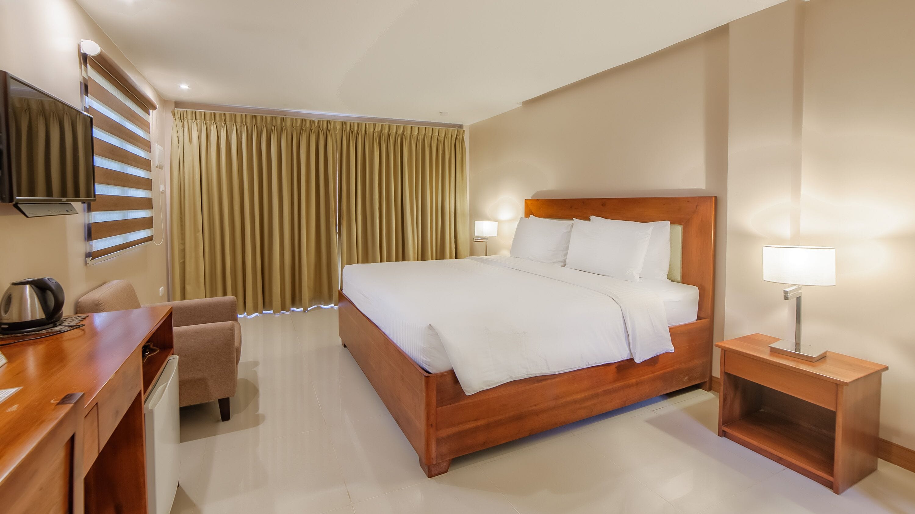 deluxe room | minibar, in-room safe, blackout curtains, free wifi