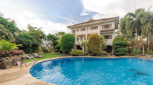 2 piscinas al aire libre, tumbonas