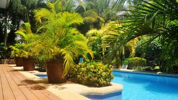 2 piscines extérieures, chaises longues