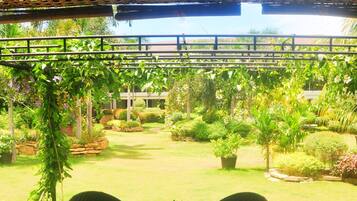 Daily cooked-to-order breakfast (PHP 350 per person)