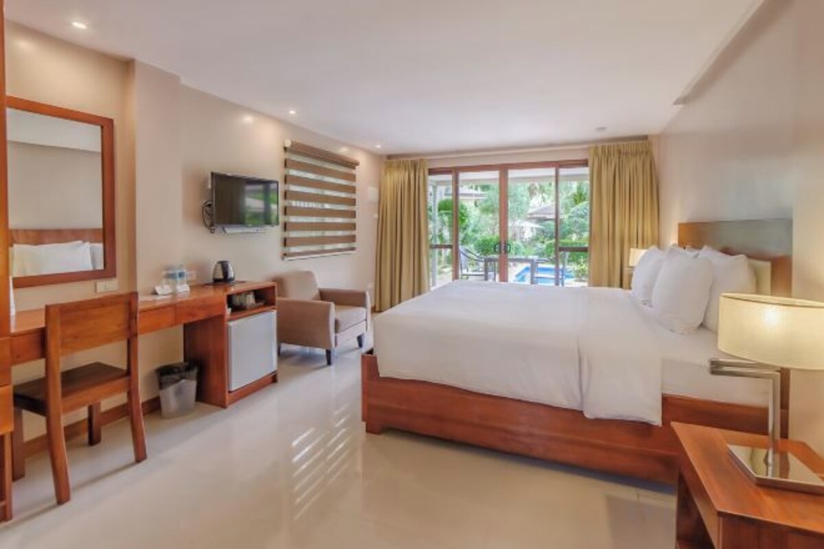 Minibar, brankas, tirai kedap cahaya, dan Wi-Fi gratis