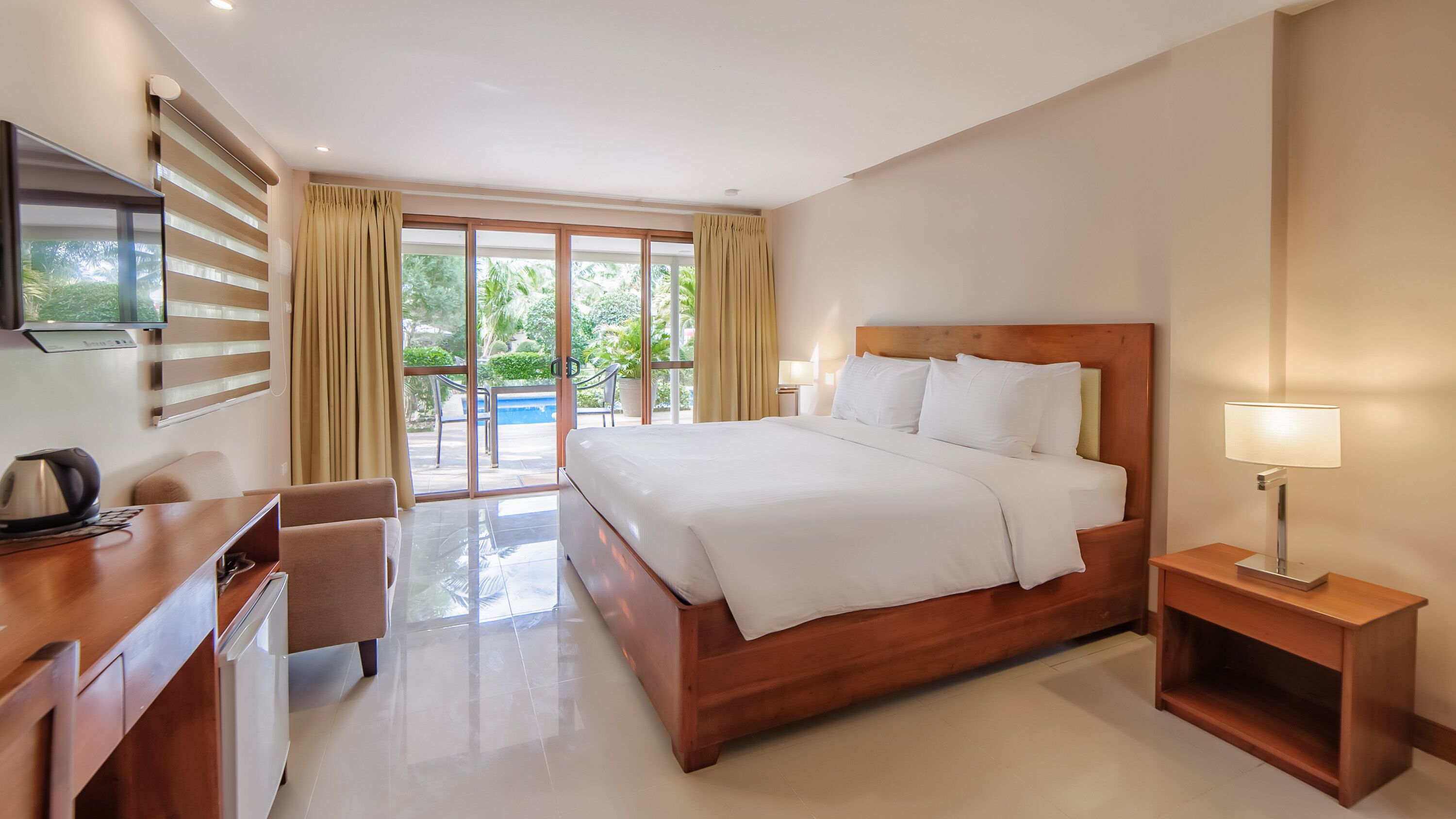 deluxe room | minibar, in-room safe, blackout curtains, free wifi