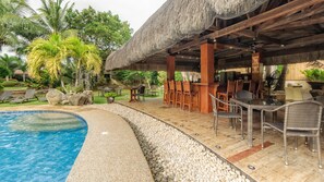 Poolside bar - Golden Palm Resort (Panglao)