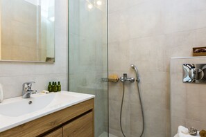 Shower, free toiletries, hair dryer, slippers - Aqua Marina (Rethymno)