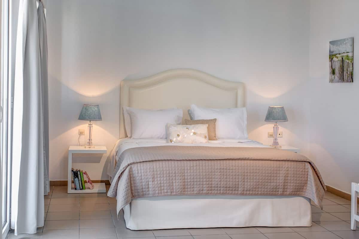 Luxe beddengoed, een kluis op de kamer, een bureau, geluiddichte muren