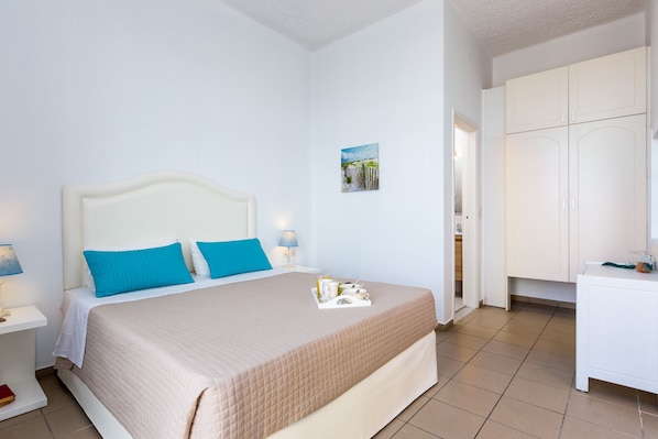 Residence with Sea View | Literie de qualité supérieure, coffres-forts dans les chambres, bureau