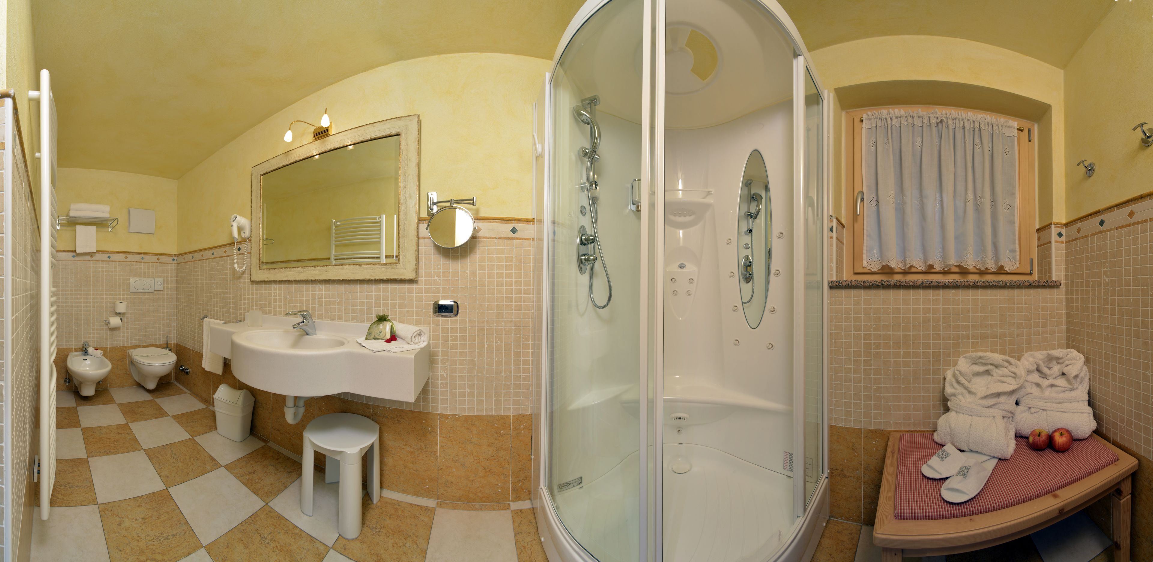Suite junior | Baño | Regadera, amenidades de baño gratuitas, secadora de cabello, pantuflas 