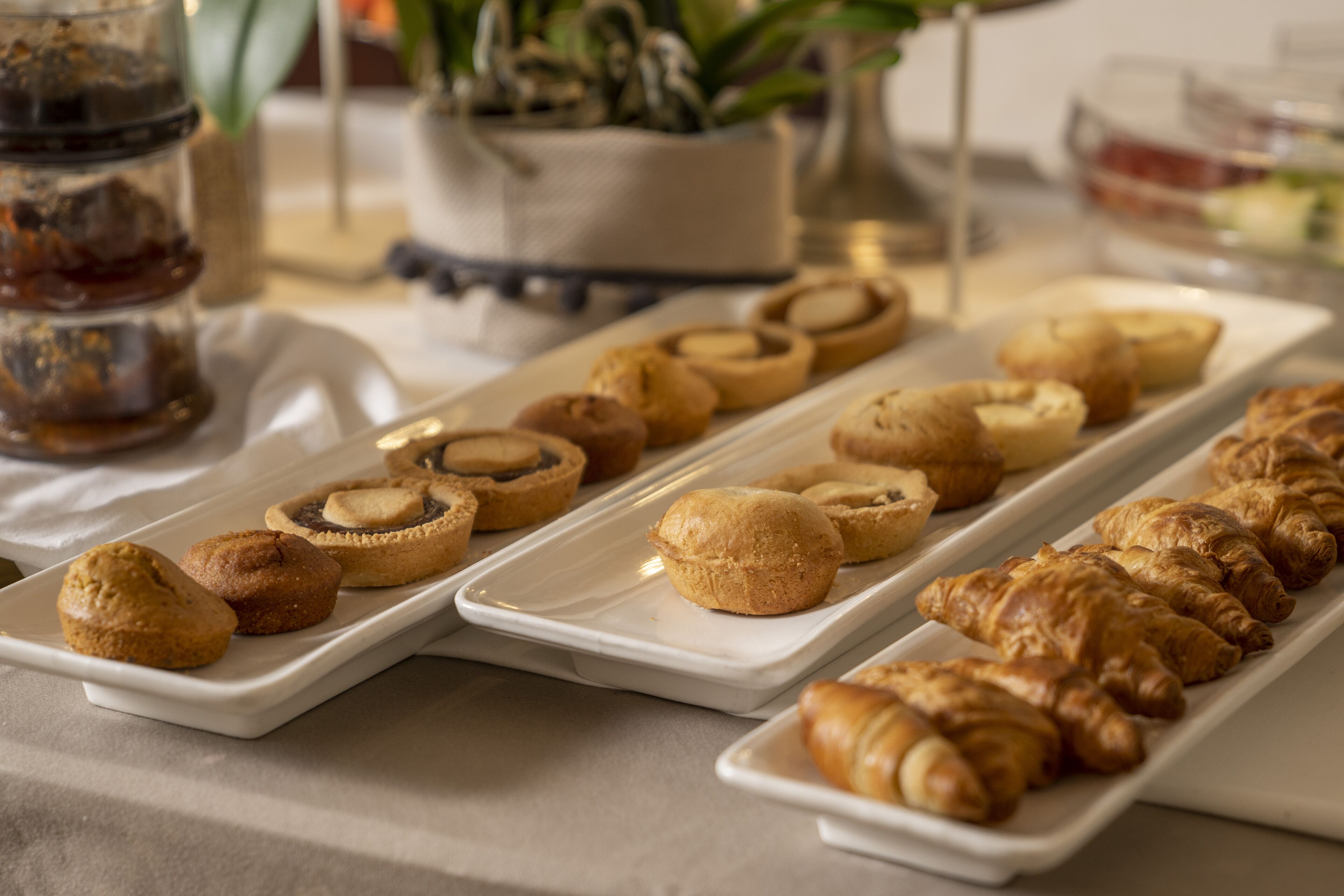 Una mesa de buffet con diversos pasteles y postres.