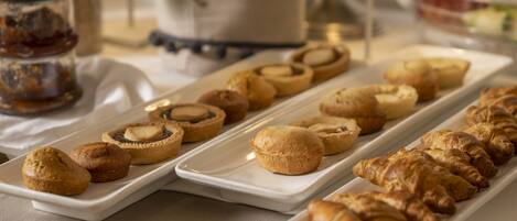 Una mesa de buffet con diversos pasteles y postres.