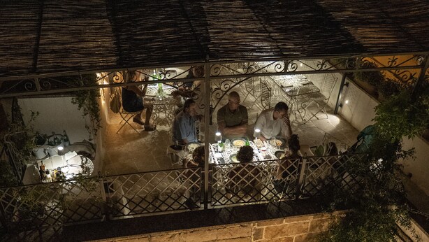 An outdoor dining area with tables and chairs, surrounded by stone walls and greenery. - Relais Il Mignano (Nardò)