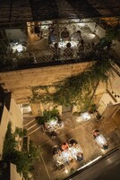 Aperto a colazione e cena, cucina italiana, con tavoli all'aperto 