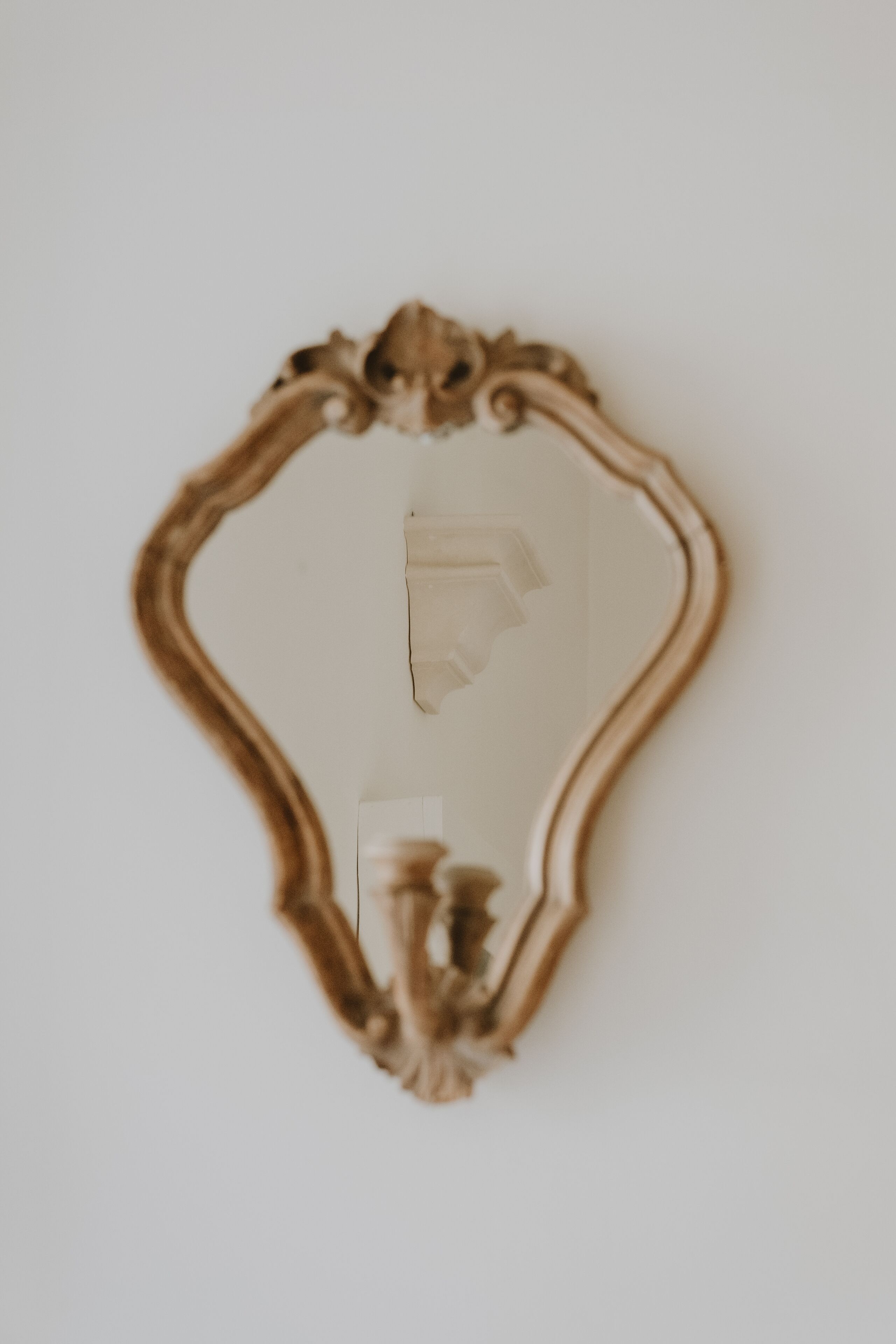 Un miroir décoratif doté d’un cadre orné.