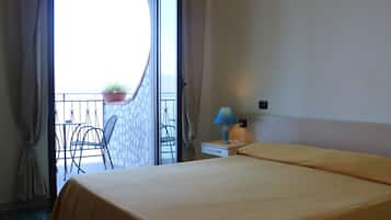 Doppia Standard, vista mare, fronte oceano | Biancheria da letto ipoallergenica, copriletto in piuma, una scrivania