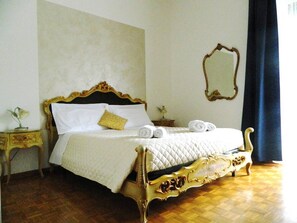 Habitación doble, baño privado | Caja fuerte, escritorio, wifi gratis y ropa de cama