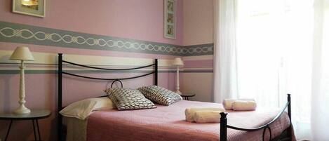Quadruple Room, Shared Bathroom | Peti besi dalam bilik, meja, Wi-fi percuma, cadar katil