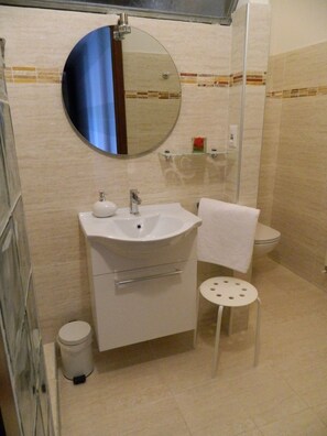 ฝักบัว, ไดร์เป่าผม, โถสุขภัณฑ์แบบบิเดท์, ผ้าเช็ดตัว