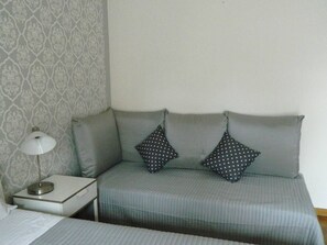 Habitación doble, baño compartido | Caja fuerte, escritorio, wifi gratis y ropa de cama