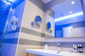 Habitación cuádruple superior | Baño | Regadera, regadera con hidromasaje, amenidades de baño gratuitas 
