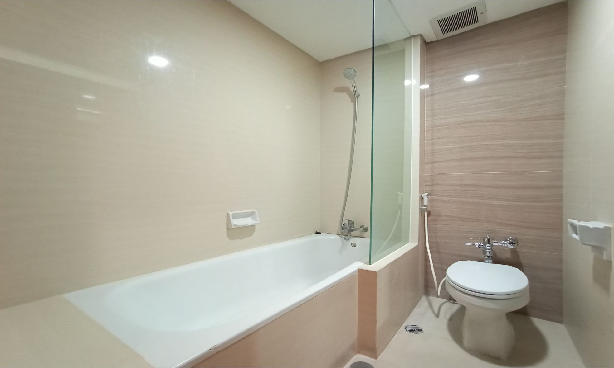 Đồ dùng nhà tắm miễn phí, dép đi trong nhà, khăn tắm, xà phòng 