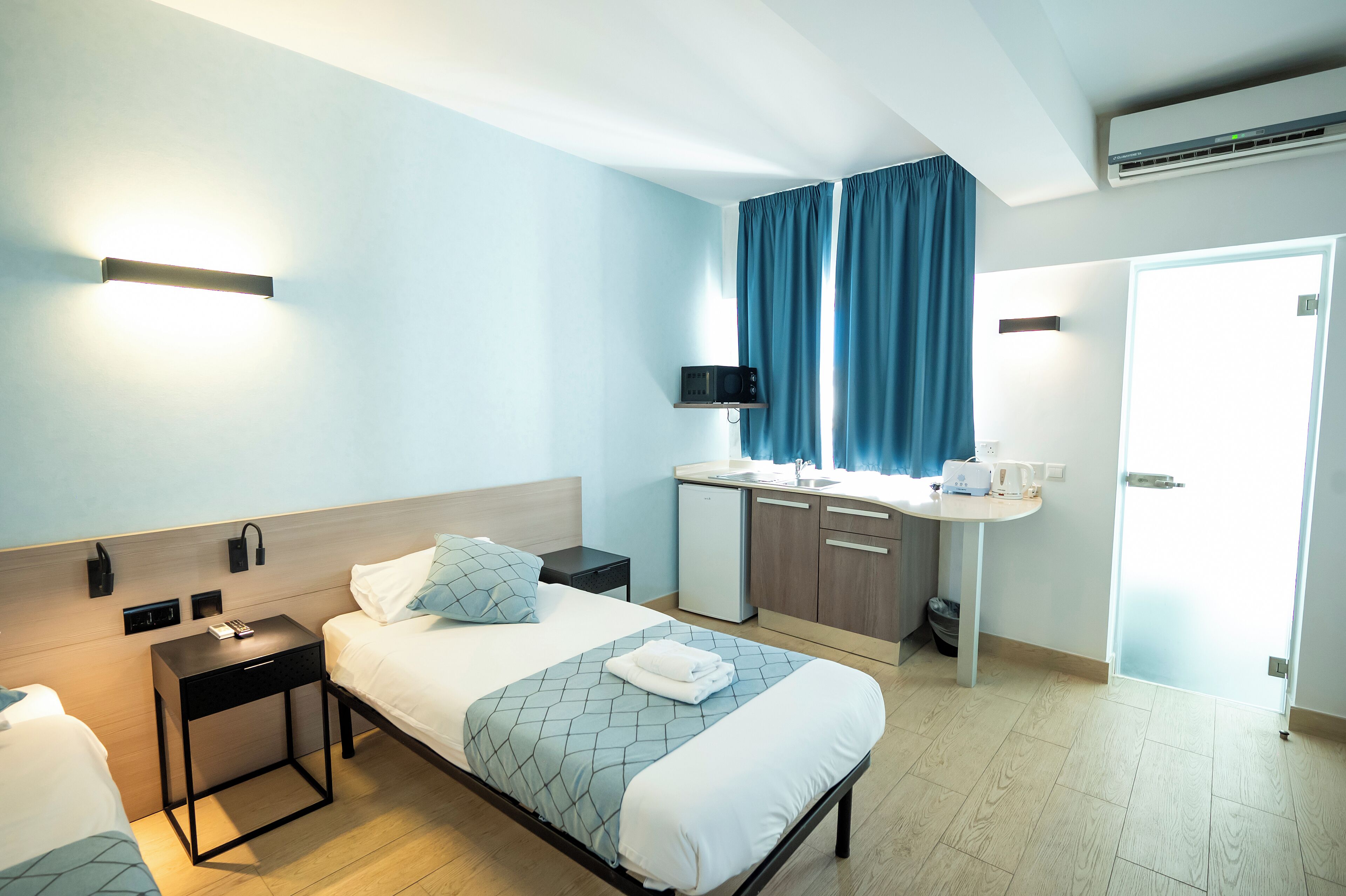 Skrivebord, strygejern/strygebræt, gratis baby-/barnesenge, gratis Wi-Fi