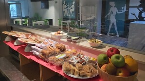 A buffet with various food items and a bowl of fruit. - Day's Inn Hotel and Residence (Sliema)