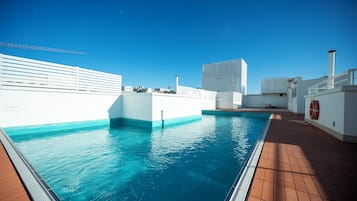 Piscine extérieure (ouverte en saison), parasols de plage