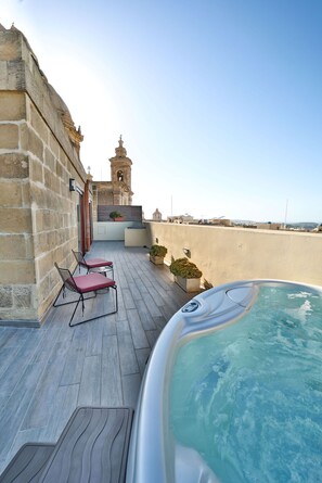 A rooftop terrace with a hot tub, two chairs, and a potted plant. - Quaint Boutique Hotel Nadur (Nadur)