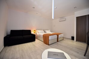 Minibar, caja de seguridad en la habitación y decoración personalizada 