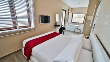 Superior Double Room, Hot Tub (indoor) | 1 bedroom, minibar, in-room safe, individually decorated