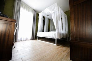 Quarto conforto (Twin Beds x2 Available on Request) | 1 quarto, frigobar, cofres nos quartos, individualmente decorados