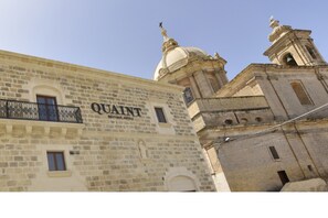 A building with the sign "QUAINT BOUTIQUE HOTELS" indicating it is a hotel. - Quaint Boutique Hotel Nadur (Nadur)
