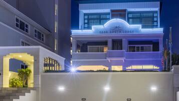 Fachada de la propiedad por la tarde o noche