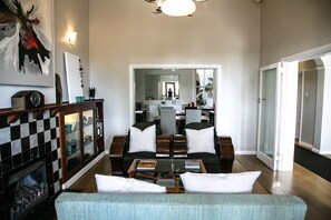 客房 | 起居区 | 平板电视、iPod 基座