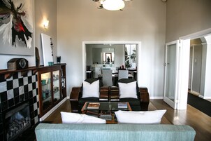 Habitación | Zona de estar | Una televisión de pantalla plana, una estación de conexión para iPod