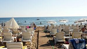 Privatstrand in der Nähe, Liegestühle, Sonnenschirme